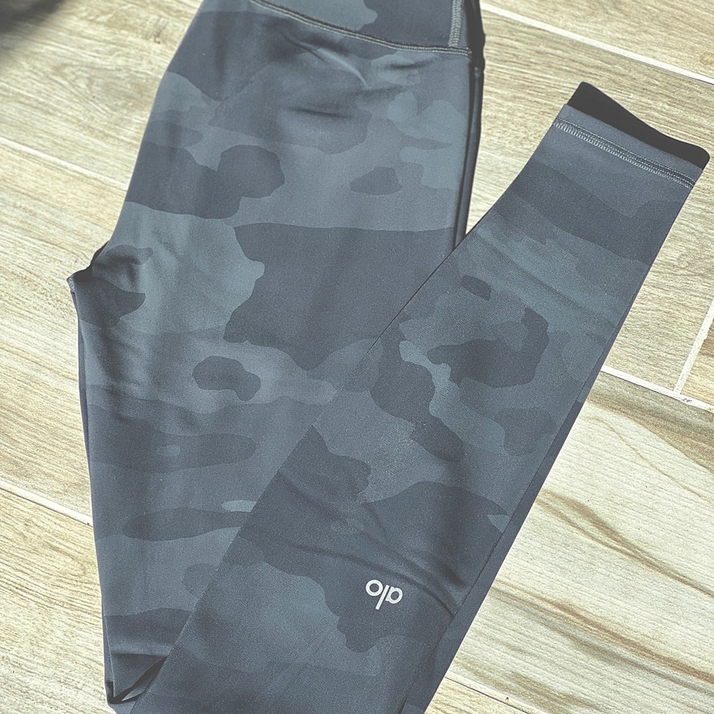 High waist vapor legging, size XS, black camouflage